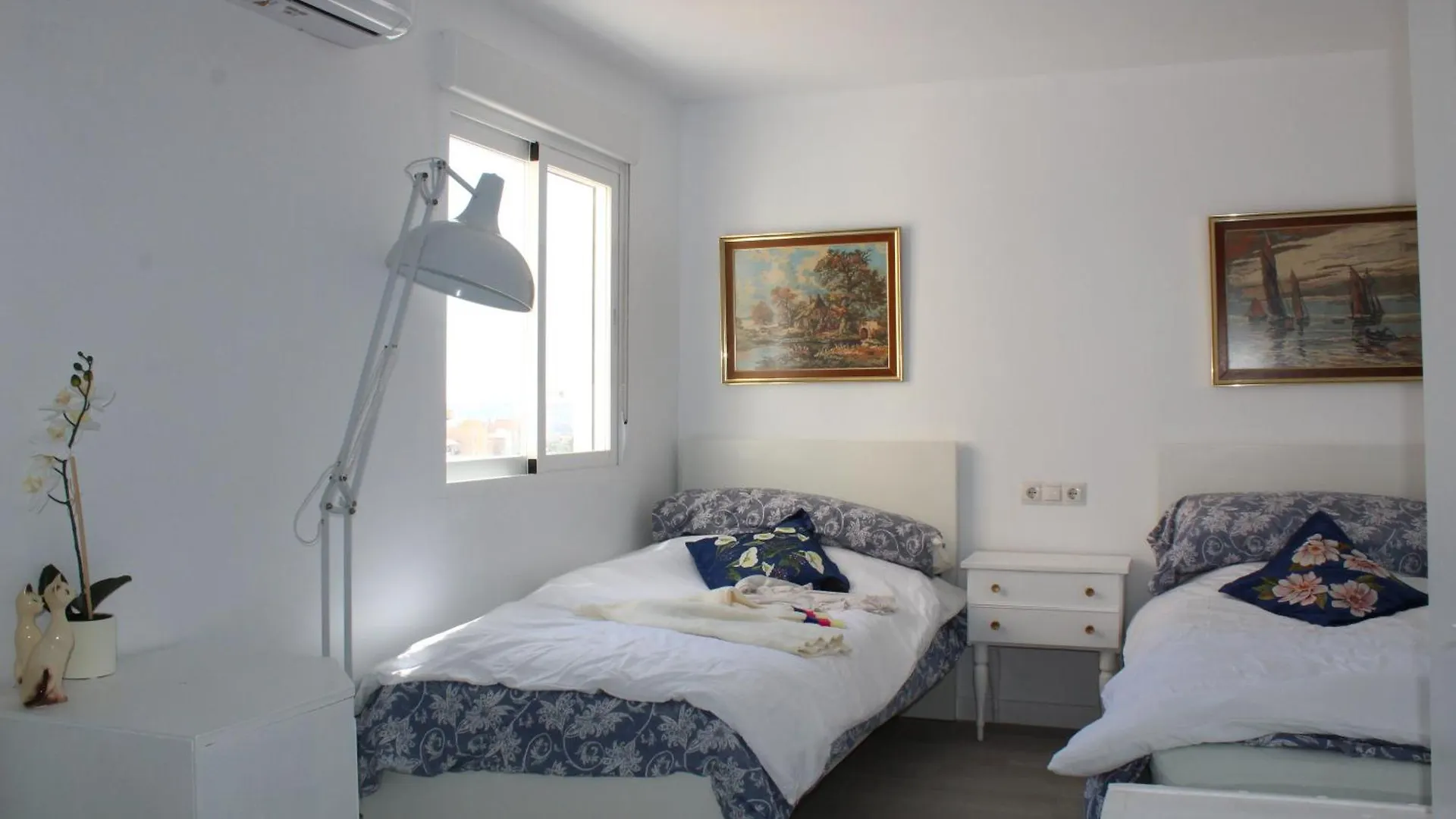 Malaga Flat With Balcony Ac Direct Bus To Beach Sleeps 7 Homestay