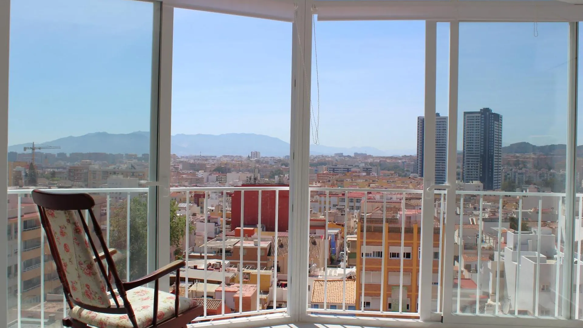 Malaga Flat With Balcony Ac Direct Bus To Beach Sleeps 7