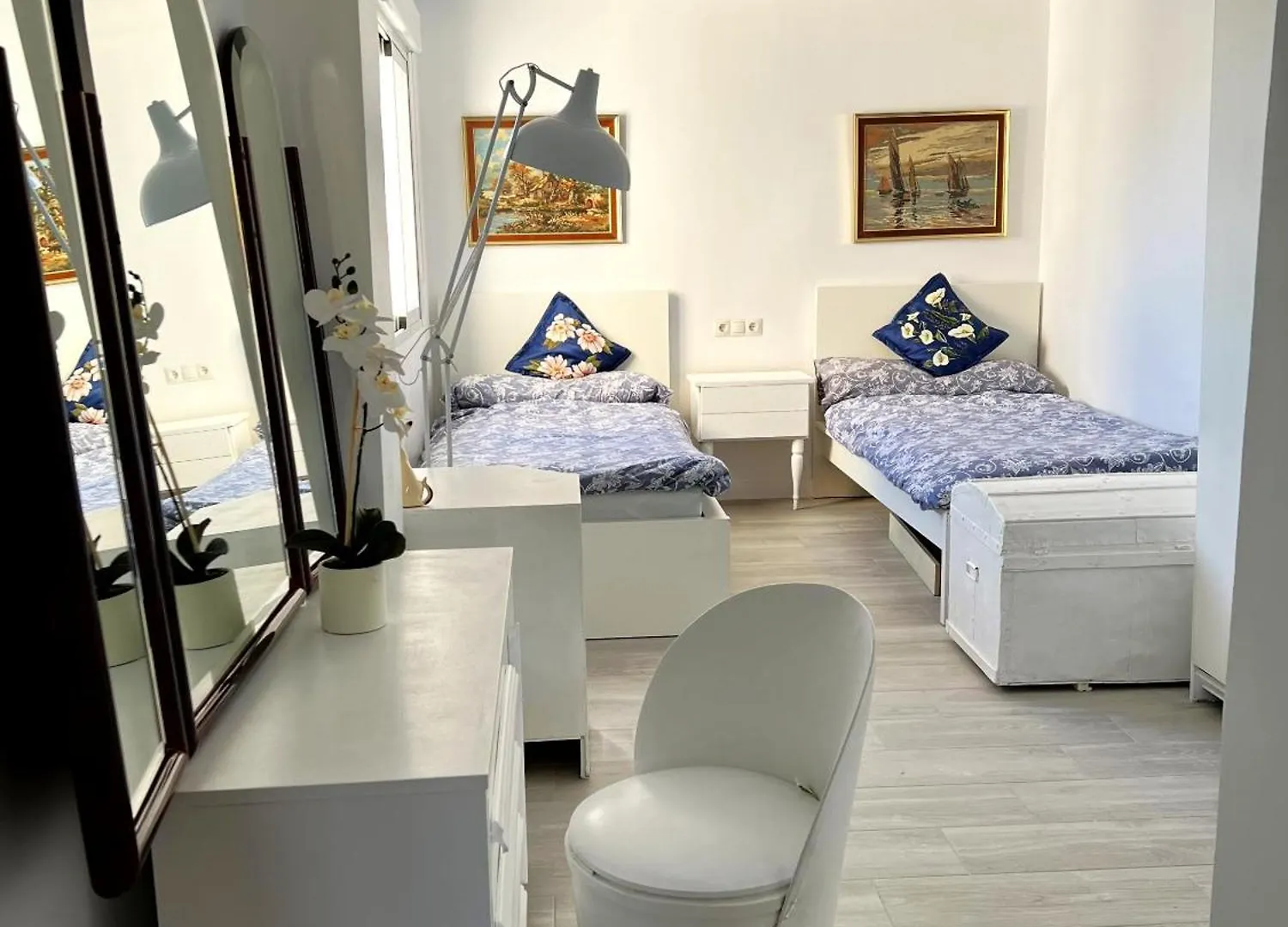 Malaga Flat With Balcony Ac Direct Bus To Beach Sleeps 7
