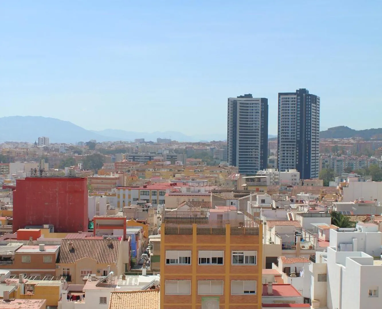 Malaga Flat With Balcony Ac Direct Bus To Beach Sleeps 7 0*,  Spanje