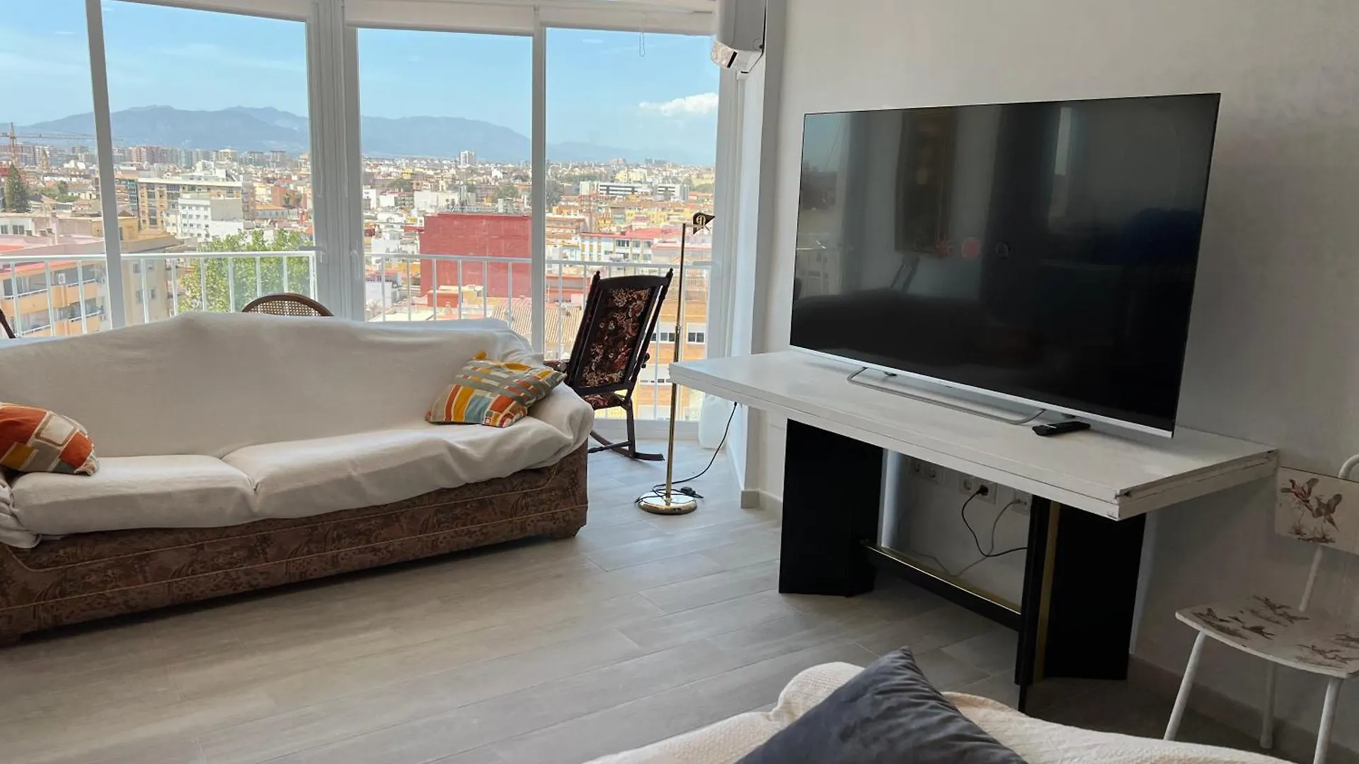 Malaga Flat With Balcony Ac Direct Bus To Beach Sleeps 7 Accommodatie bij particulieren