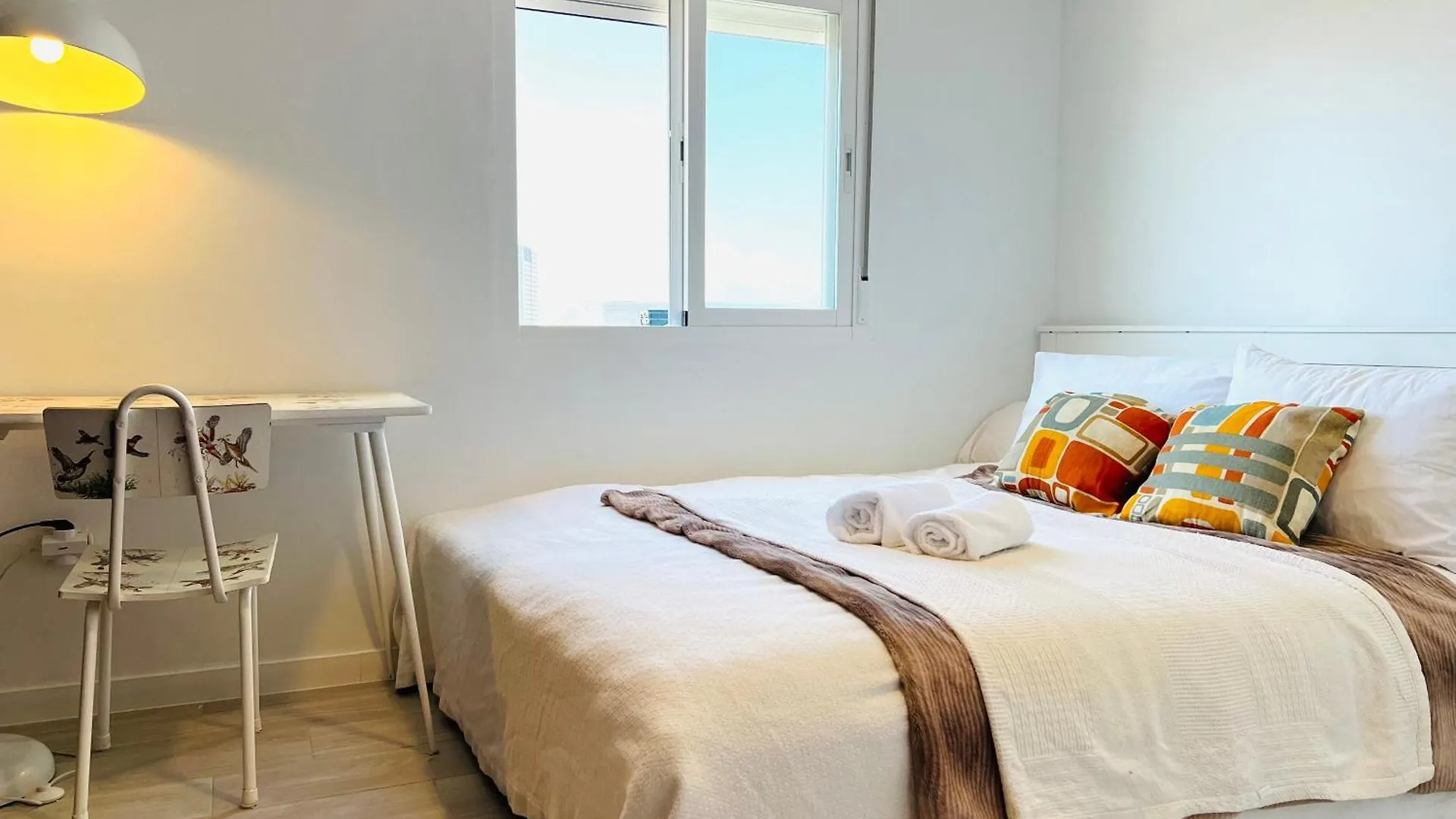 Homestay Malaga Flat With Balcony Ac Direct Bus To Beach Sleeps 7