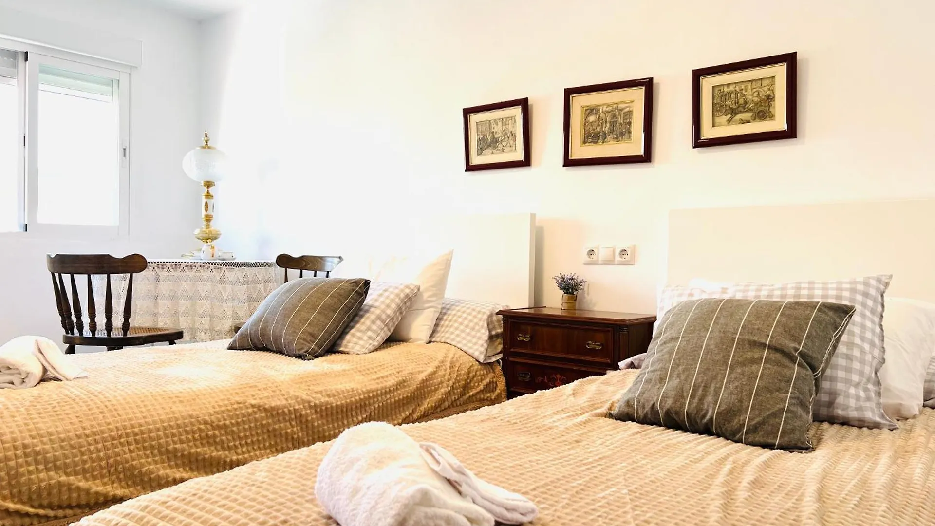 Malaga Flat With Balcony Ac Direct Bus To Beach Sleeps 7 0*,  Spain